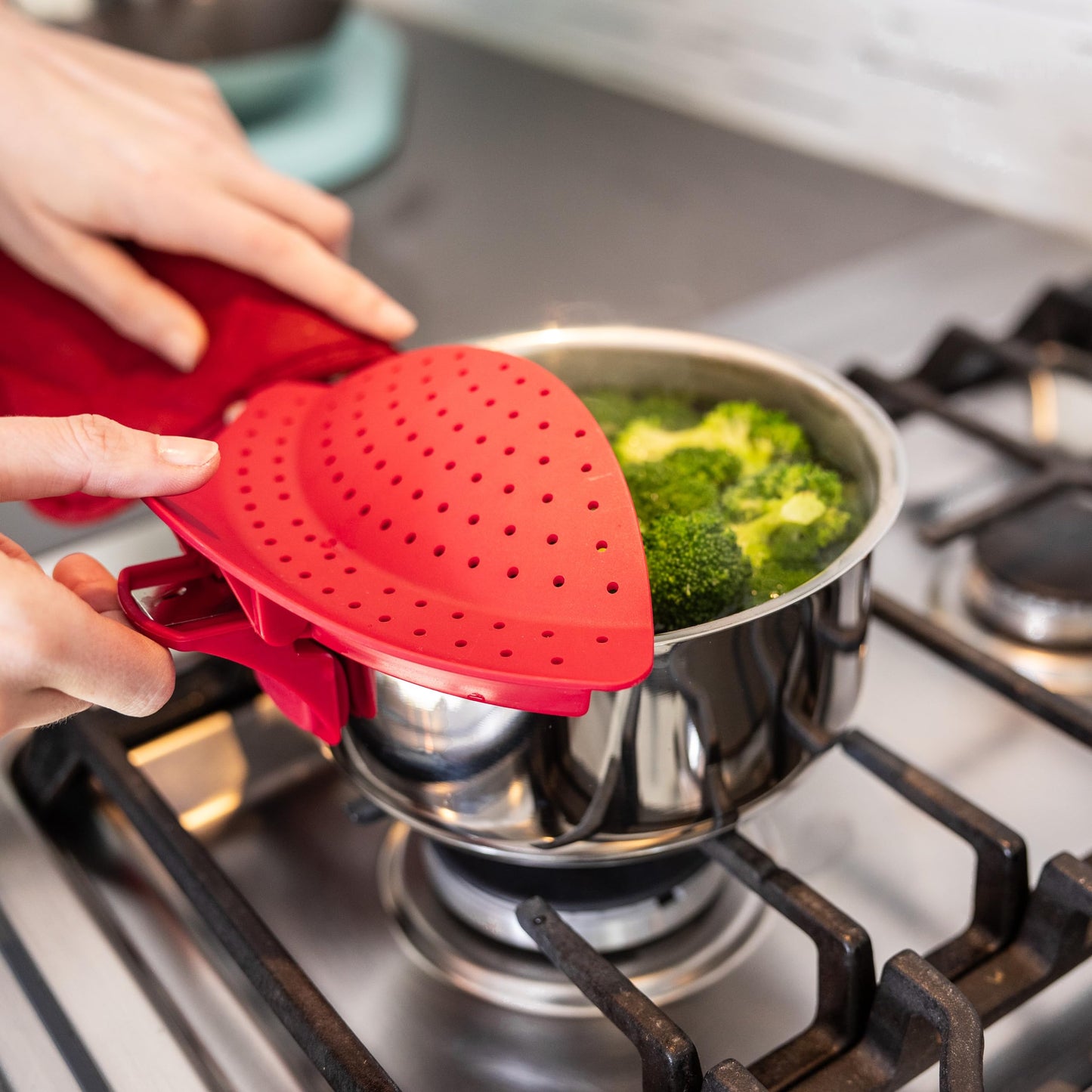 Chef's Planet Clip & Drain - Clip-on Strainer for Pots and Pans Perfect Pasta, Noodle, and Pot Strainer - Kitchen Colander, Fits on most size Pots and Pans, Red - Pot Drainer Clip On - Clip N Drain